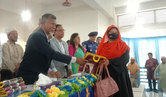 ক্ষেতলালে প্রধানমন্ত্রীর ত্রাণ বিতরণ করলেন জনপ্রশাসন প্রতিমন্ত্রী