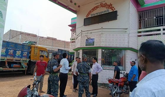 সাতক্ষীরায় পাম্পে তেলের জন্য দীর্ঘ লাইন, ২ প্রতিষ্ঠানকে জরিমানা