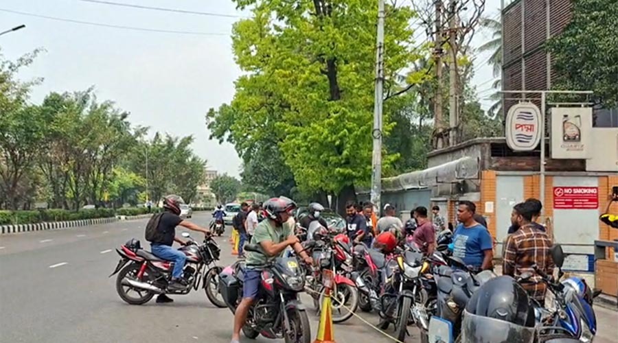 রাজধানীতে তেলের তীব্র সংকট, পাম্পে দীর্ঘ সারি