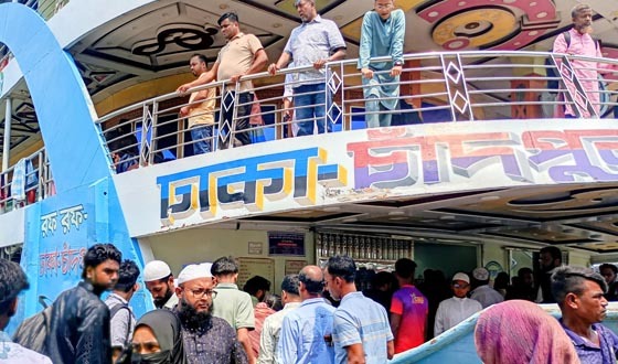 চাঁদপুর লঞ্চঘাটে কর্মস্থলে ফেরা যাত্রীর চাপ বাড়ছে: সতর্ক বিআইডব্লিউটিএ
