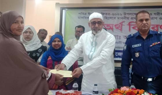 দুঃস্থ ও গরীব জনসাধারণের মাঝে মানবিক সহায়তার অর্থ বিতরণ