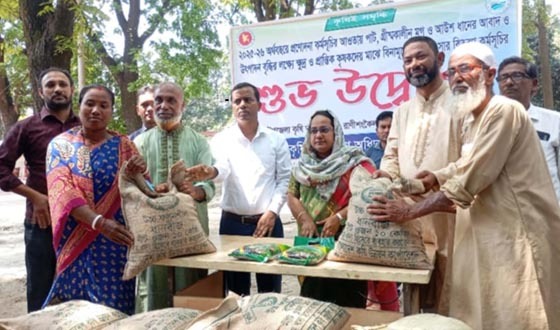 রাণীশংকৈলে বিনামূল্যে কৃষকদের মাঝে বীজ-সার বিতরণ