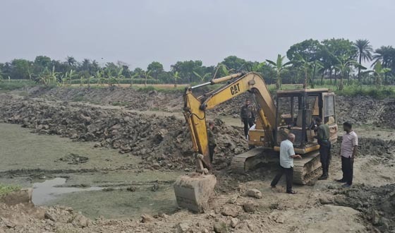 লালপুরে অনুমতি ছাড়াই পুকুর খনন, জরিমানা