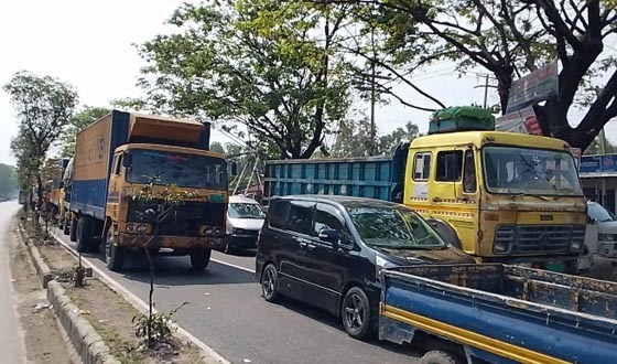 ঢাকা-চট্টগ্রাম মহাসড়কে যানজট, ভোগান্তিতে যাত্রীরা