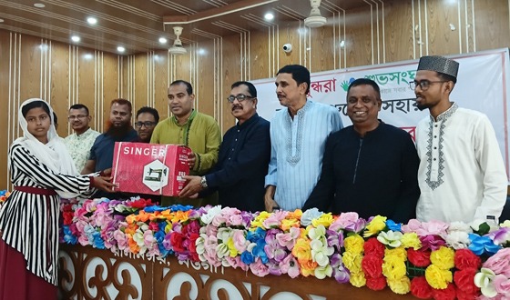 রাণীনগরে অসচ্ছল নারীদের মাঝে সেলাই মেশিন বিতরণ