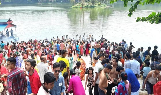 দুর্গাসাগরে সনাতন ধর্মাবলম্বীদের পুণ্যস্নান