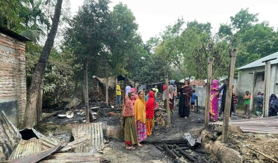 দৌলতপুরে মশার কয়েল থেকে অগ্নিকাণ্ড, ২ কৃষক আহত