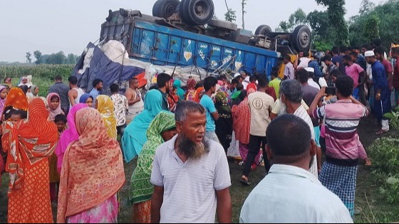 লালমনিরহাটে ট্রাকের নিচে পিষ্ট বৃদ্ধ, ঘণ্টাব্যাপি সড়ক অবরোধ