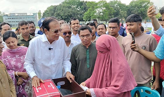 হাওরাঞ্চলে ক্ষতিগ্রস্ত কৃষকদের বিশেষ কার্ডের মাধ্যমে সহায়তা দেওয়া হবে: ত্রাণমন্ত্রী দুলু