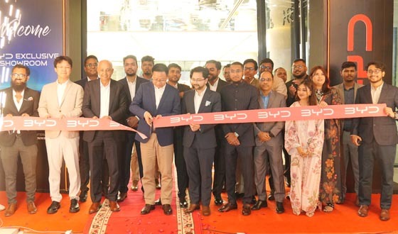 ঢাকায় বিওয়াইডির সবচেয়ে বড় শোরুম উদ্বোধনের পাশাপাশি গাড়ি হস্তান্তর