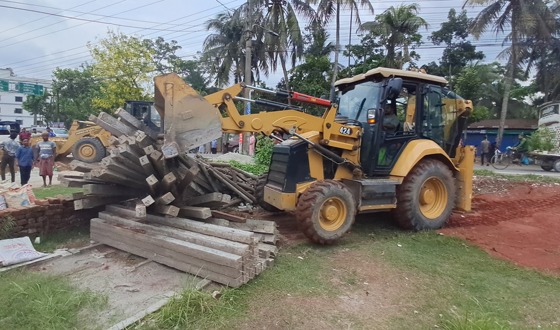 চাঁদপুর সড়কের পাশে অবৈধ স্থাপনা উচ্ছেদ অভিযান শুরু