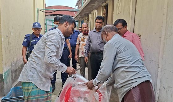 অন্যের নামে চালের বস্তা বাজারজাত করায় ব্যবসায়ীকে জরিমানা