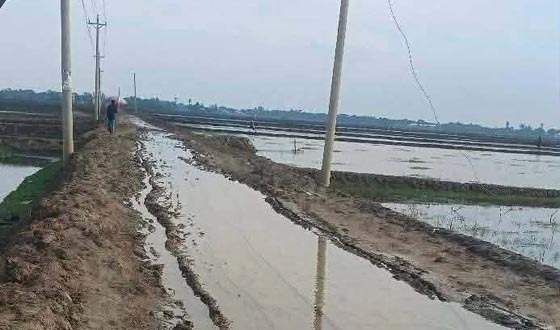 গাবুরায় সড়কের ওপর ঘেরের মাটি, চলাচলের পথ এখন খাল