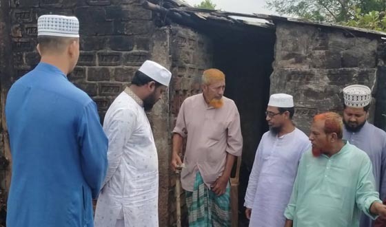 দেবহাটায় অগ্নিকান্ডে ক্ষতিগ্রস্থ পরিবারের পাশে জামায়াত