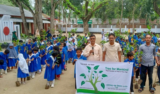 শিশুদের মাঝে বৃক্ষা বিতরণ
