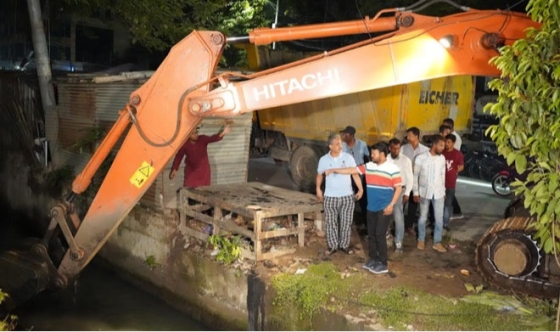 রাজশাহী নগরীতে জলাবদ্ধতা রোধে চলছে ড্রেন পরিষ্কার ও সংস্কার কার্যক্রম