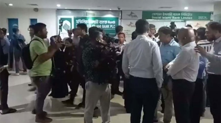 চট্টগ্রামে ব্যাংক আমানতকারীদের বিক্ষোভ, তালা এক্সিম ব্যাংকে