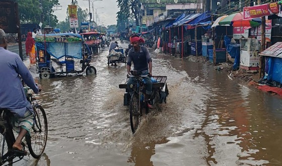 ফুলবাড়ীতে সামান্য বৃষ্টিতে রাস্তায় হাঁটু পানি, দুর্ভোগে পথচারী