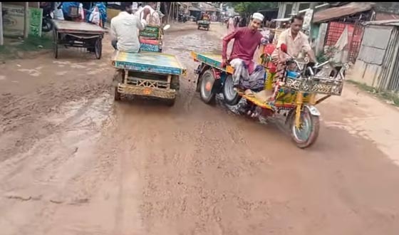 তানোরে রাস্তায় গর্তে পানি জমে থাকায় দূর্ভোগ