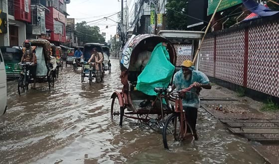 সামান্য বৃষ্টিতেই ডুবে যায় বরিশাল নগরী