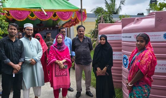 চিতলমারীতে বৃষ্টির পানি সংরক্ষণের জন্য ট্যাংকি বিতরণ