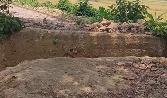 তানোরে কালভাট নির্মানের গর্ত খুড়ে লাপাত্তা ঠিকাদার