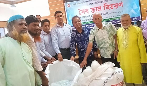 কলাপাড়ায় জেলেদের ইলিশ জাল বিতরণ