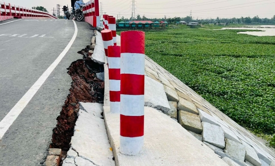 কালিয়াকৈরে সামান্য বৃষ্টিতেই নতুন সড়কে ধস