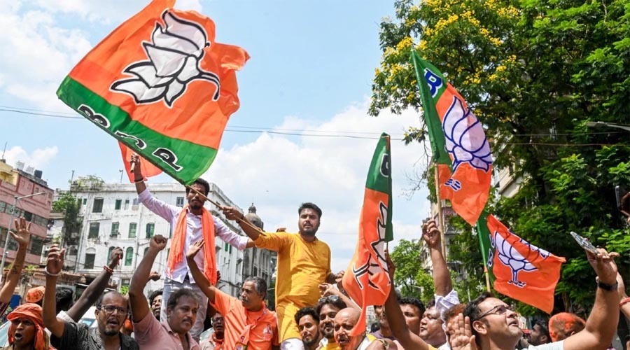 পশ্চিমবঙ্গে পালাবদল, মমতার দুর্গ ভেঙে বিজেপির ঐতিহাসিক জয়