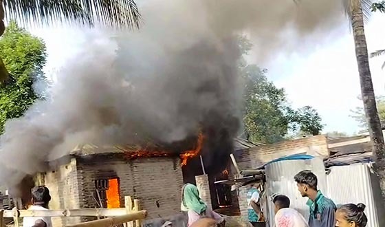 দৌলতপুরে ভয়াবহ অগ্নিকাণ্ড, কৃষকের ১০ লাখ টাকা ক্ষতি!