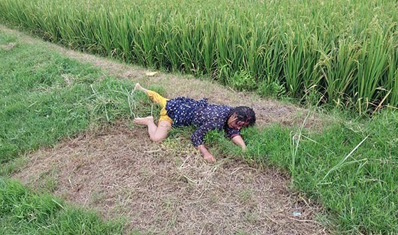 কবরস্থানের পাশে পড়েছিল যুবতীর লাশ, মুখ রক্তাক্ত আর আঘাতের চিহ্ন