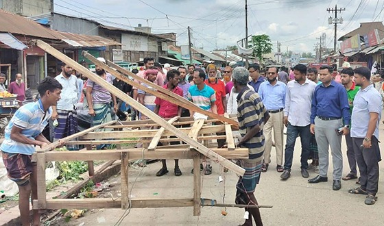 লালমোহনে ফুটপাত দখলমুক্ত করতে উচ্ছেদ অভিযান