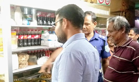 নবাবগঞ্জে অস্বাস্থ্যকর পরিবেশে খাবার বিক্রি, জরিমানা