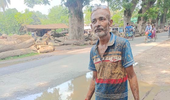 কালীগঞ্জে সামান্য বৃষ্টিতেই জলাবদ্ধতা, পথচারীরদের দুর্ভোগ