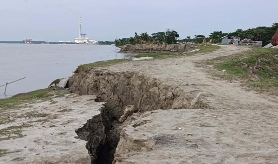 তালতলীতে বেড়িবাঁধে ভয়াবহ ফাটল