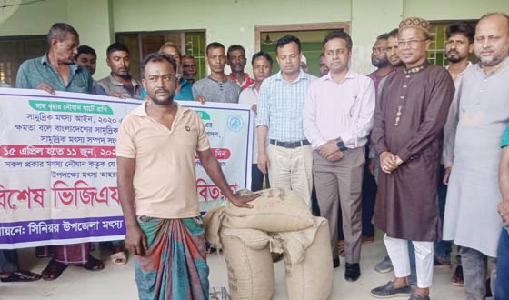 দাকোপে জেলেদের চাউল বিতরণের উদ্বোধন