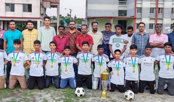 নতুন কুঁড়ি স্পোর্টস চ্যাম্পিয়ন দলকে উপহার সামগ্রী দিলেন বিএনপি নেতা