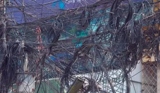 রাজশাহীতে  বিদ্যুতের খুঁটিতে ঝুলন্ত তারের জট