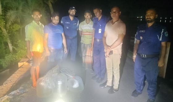 দেবহাটায় ভারতীয় রেনু আটক, খালে অবমুক্ত