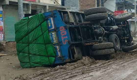 বাঘায় সড়ক সংস্কারে ধীরগতি, চলাচলকারীদের ভোগান্তি