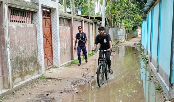 ফুলবাড়ীতে ভূমি অফিসের মাঠসহ ছয় সড়কে বৃষ্টিতে জলাবদ্ধতা