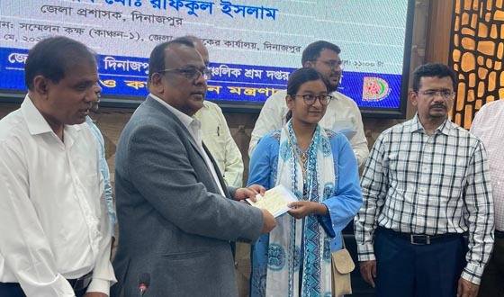 দিনাজপুরে শ্রমিক ও মেধাবী শিক্ষার্থীদের সহায়তার চেক হস্থান্তর