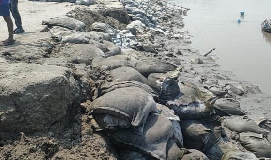 গোয়ালডাঙ্গায় বাঁধ রক্ষা কাজে অনিয়ম, কাজ সাময়িক বন্ধ