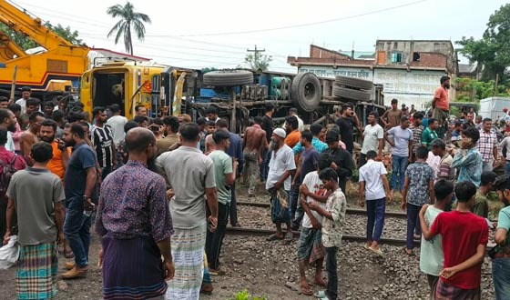 অভয়নগরে ট্রেনের ধাক্কায় ট্রাকচালক নিহত, হেলপার আহত