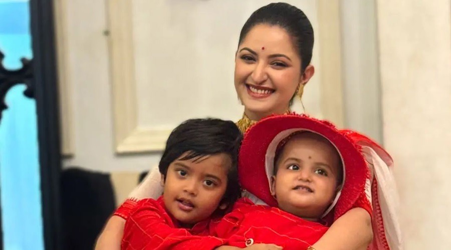 দুই সন্তানকে নিয়ে মা দিবস উদযাপন করলেন পরীমণি