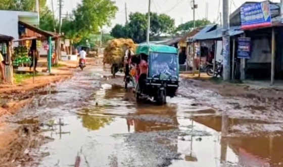 তানোর-চৌবাড়িয়া হাটের প্রবেশ মুখের সড়কে গর্তে ভরা পানি, চরম দুর্ভোগ