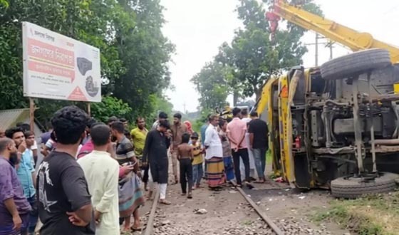 যশোরে ট্রেনের ধাক্কায় ট্রাক চালক নিহত