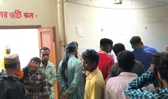 পত্নীতলায় ব্রিজের সাথে ধাক্কায় প্রাইভেট কারের ২ আরোহী নিহত