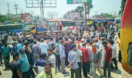 রংপুরের শ্রমিক ইউনিয়নের সাধারণ সভার দাবিতে মহাসড়ক অবরোধ