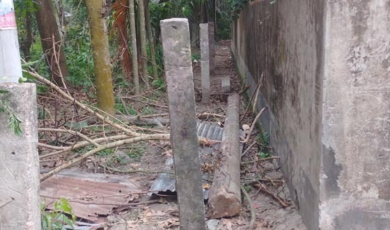 ডুমুরিয়ায় চলাচলের রাস্তা বন্ধ, দুর্ভোগে কয়েকটি পরিবার